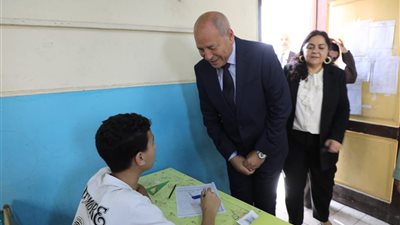 محافظ القاهرة يتفقد لجان امتحانات الشهادة الإعدادية بمدرسة الطبري بمصر الجديدة