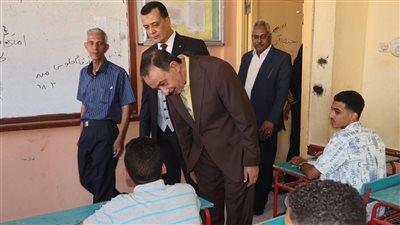 محافظ سوهاج يتفقد سير امتحانات الدبلومات الفنية والشهادة الإعدادية