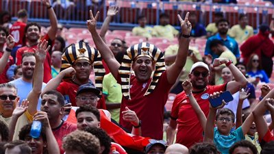 مصر والبرازيل.. الجماهير المصرية تساند المنتخب بالزي الفرعوني 
