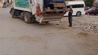 استجابة فورية لشكاوى المواطنين.. حي فيصل يواصل رفع المخلفات وتحسين النظافة 
