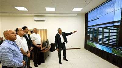 رئيس الوزراء يتفقد مركز تحكم غرب التابع لشركة الإسكندرية لتوزيع الكهرباء