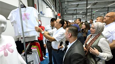 خلال جولته بالإسكندرية.. رئيس الوزراء يفتتح مصنع 