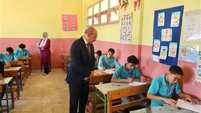 محافظ السويس يتفقد لجان امتحانات الشهادة الإعدادية ويؤكد توفير الأجواء المناسبة