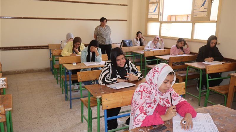 الطلاب داخل لجان