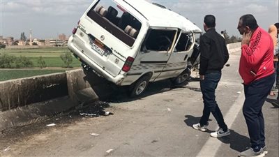 وفد تعليمي يزور مصابي حادث السير بمستشفى الإيمان العام في أسيوط