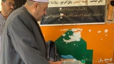 بإحدى لجان الثانوية.. وكيل الأزهر ينفعل بسبب علبة سجائر
