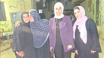 أول ظهور لسيدة الميكروباص بالشرقية من منزلها بعد إخلاء سبيلها