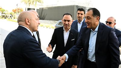 رئيس الوزراء يفتتح ويتفقد عدداً من المشروعات الصناعية بالسادس من أكتوبر