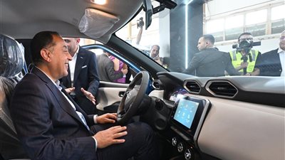 رئيس الوزراء يشهد مراسم إنتاج أول سيارة 