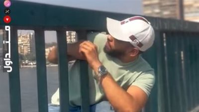 «جدعنة على الكورنيش».. شاب يسد فتحة خطرة بكوبري لحماية الأطفال من السقوط