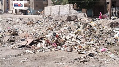 استغاثة من أهالي حي جنوب بالفيوم بسبب تراكم القمامة وتهالك الطريق