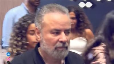 لقطة رومانسية.. صبحي خليل يرافق زوجته خلال العرض الخاص لـ فيلم الكراش | فيديو