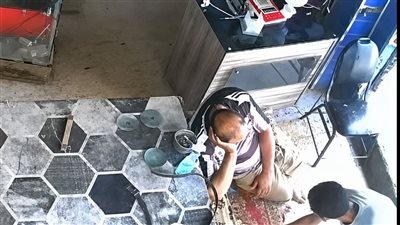 كاميرات المراقبة توثق سرقة مسن داخل محل تجاري بنجع حمادي.. والأمن يفحص الواقعة