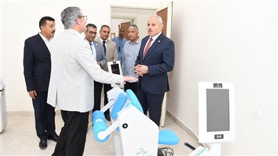 رئيس جامعة قناة السويس يتفقد عيادات العلاج الطبيعي