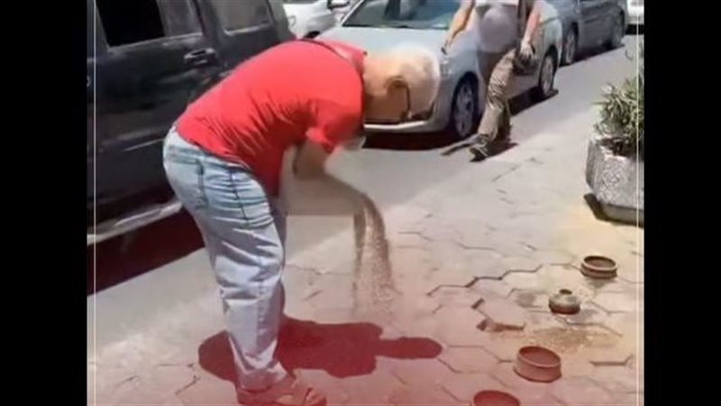 رجل مسن مبتور اليدين