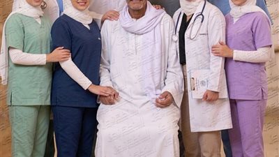 من تحت أشعة الشمس إلى قاعات الطب.. حكاية «عم صلاح» التي أبكت وألهمت الآلاف