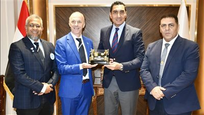  وزير الرياضة يبحث مع رئيس الاتحاد الدولي للكيك بوكسينج نشر اللعبة إفريقيًا