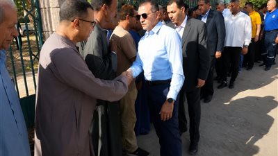 محافظ أسوان يشارك في تشييع معلمة توفيت أثناء أداء واجبها بامتحانات الدبلومات 
