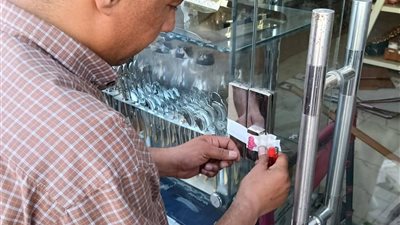 غلق محلين غير مرخصين بكفر الدوار واتخاذ الإجراءات القانونية حيالهما