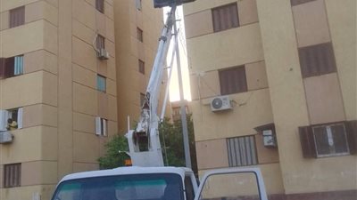 حي عتاقة بالسويس ينفذ حملة صيانة شاملة لأعمدة الإنارة بمدينة الشيخ خليفة 