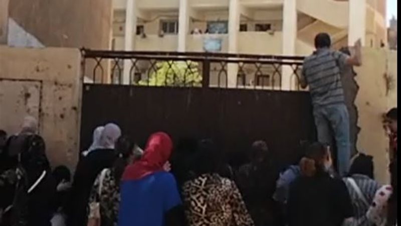 الأب وهو يعطي نجله