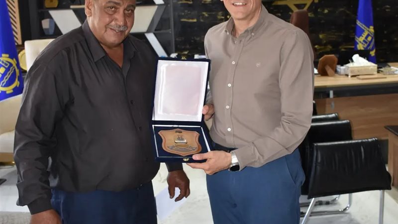 محافظ أسوان يكرم أحد العاملين بالمحافظة