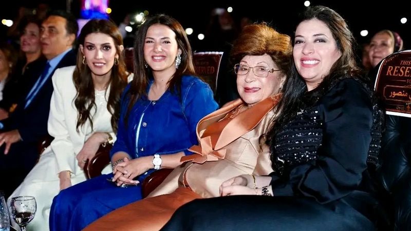 الفنانة دنيا سمير غانم من التكريم بحضور نوال الدجوي 