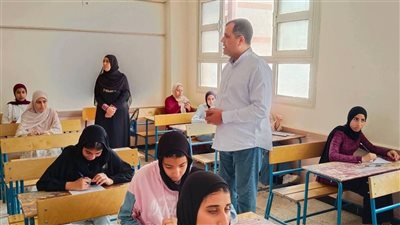 مدير تعليم دمياط يتابع امتحانات عزبة البرج ويؤكد انتظام اللجان