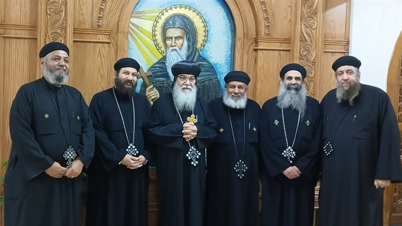 الأنبا مكاريوس برفقه كهنة كنيسة الأنبا أنطونيوس بملوي