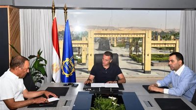 بعد جولته الميدانية.. محافظ أسوان يعقد اجتماعا لمتابعة تحسين الخدمات بالقرى