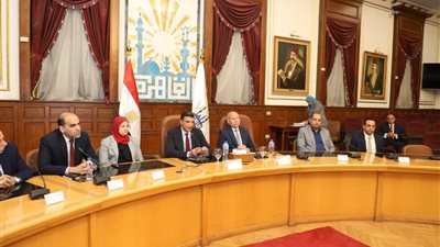 بعد تقنين أوضاعهم قانونيًا.. تسليم 43 عقدًا للمصانع والورش بمنطقة شق الثعبان 