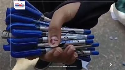 بين الضحكات والذكريات.. طالبة بالإعدادية بالفيوم تجمع الأقلام من صديقاتها 
