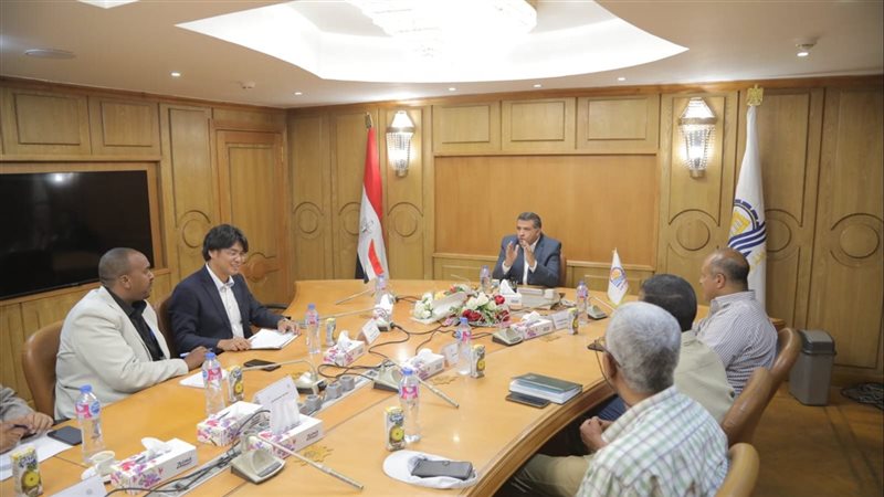 اجتماع محافظ قنا