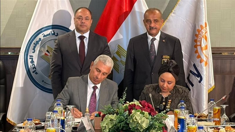 جانب من توقيع البروتوكول