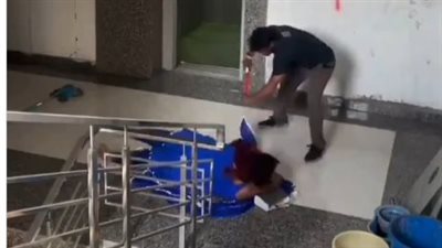 مشهد صادم في الهند.. لحظة غضب تتحول إلى اشتباك عنيف بين عامل نظافة وامرأة