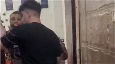 مشادة داخل عقار بين أسرة سورية ومصرية بسبب القمامة تتصدر السوشيال ميديا.. مشاهد عنف صادمة