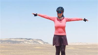 من القاهرة للفرافرة.. فتاة توثق رحلة التحدي على العجلة: «أنا بنت مصر»
