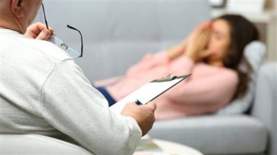 اتهامات بالتحرش واستغلال المريضات.. مطالب بالتحقيق مع طبيب نفسي شهير