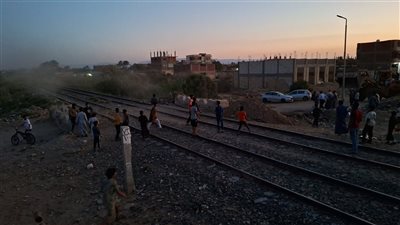 غلق مزلقان أبو حسين بحواجز خرسانية تنفيذا لقرار محافظ السويس عقب مصرع 8 أشخاص 