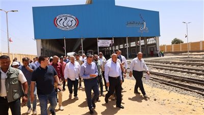 خلال زيارته لـ أسوان.. وزير النقل يتفقد ورشة قطارات السد العالي للسكة الحديد 
