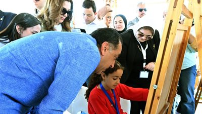 امتحان مفاجئ في الحديقة.. رئيس الوزراء يختبر ذكاء طلاب البحيرة بسؤال رياضي
