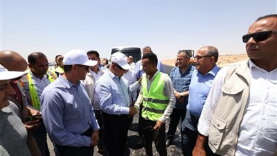 وزير النقل يكافئ المهندسين والعاملين بمحور دراو تقديرًا لجهودهم في إنجازه