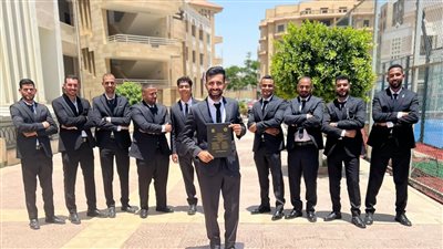 طلاب هندسة يبتكرون نظامًا ذكيًا لإنتاج الكهرباء من الشمس والرياح والمياه