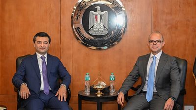 مصر وأوزبكستان تبحثان تعزيز الاستثمار وإقامة مناطق صناعية مشتركة