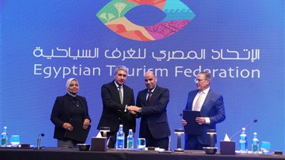 السياحة والعمل يطلقان مبادرة لتيسير تراخيص الأجانب بالمنشآت السياحية