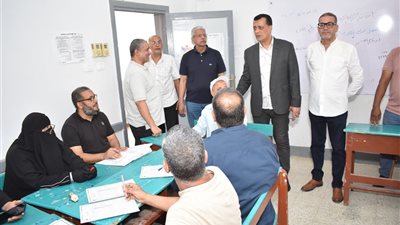 مدير تعليم سوهاج يتابع أعمال تصحيح الشهادة الإعدادية 