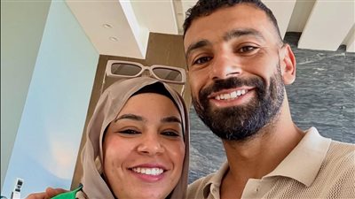 بصور عفوية مع الملك.. رباب صلاح تعايد شقيقها على طريقتها الخاصة 