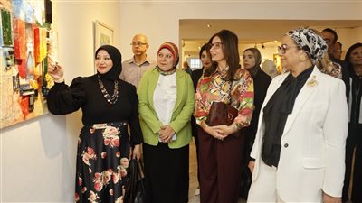رئيسة القومي للمرأة تشارك في افتتاح معرض 