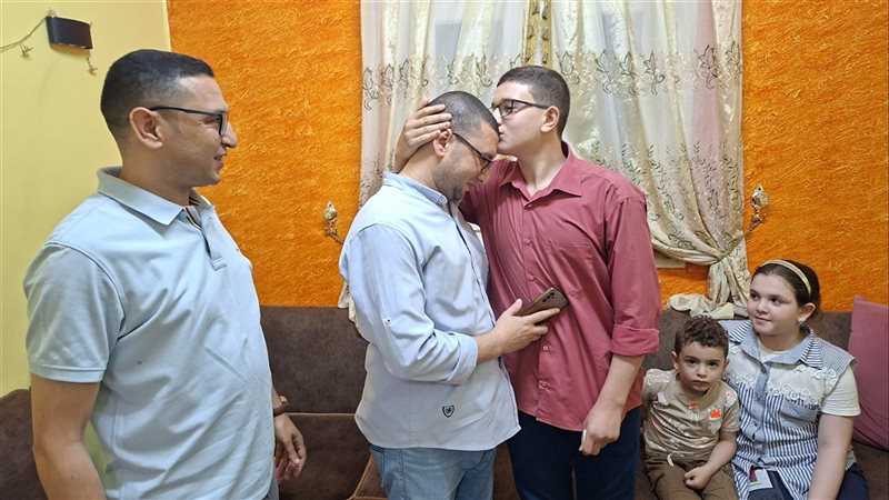الطالب ووالدة 