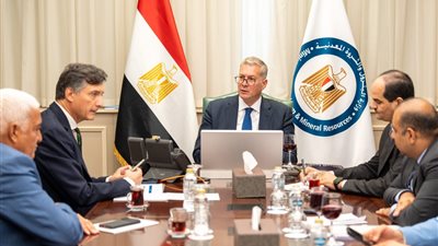 وزير البترول يبحث مع إيني الإيطالية خطط زيادة انتاج الغاز وحفر آبار جديدة
